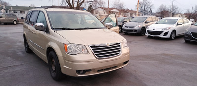 CHRYSLER TOWN AND COUNTRY 