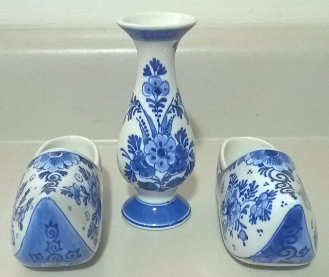 Vintage Delft Blue Floral Clog Shoes & Vase Hand Painted in Arts & Collectibles in Oshawa / Durham Region - Image 2