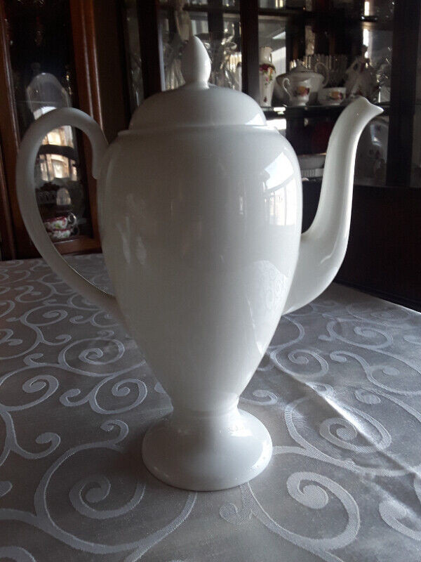 FINE BONE CHINA COFFEE POT IVORY WHITE - WEDGWOOD in Arts & Collectibles in City of Toronto - Image 4