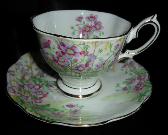 4 VINTAGE FOOTED ROYAL ALBERT BONE CHINA TEA CUPS & SAUCERS in Kitchen & Dining Wares in St. Catharines - Image 4