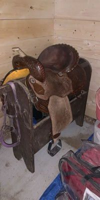 Barrel saddle with square cut skirt 