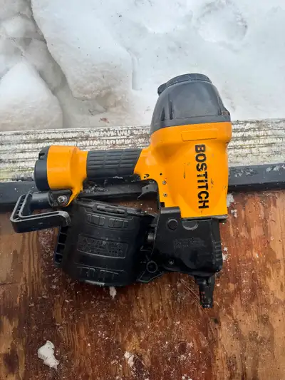 Selling a 15 degree coil nailer used a few times to install siding hasn’t been used since 400$ in st...