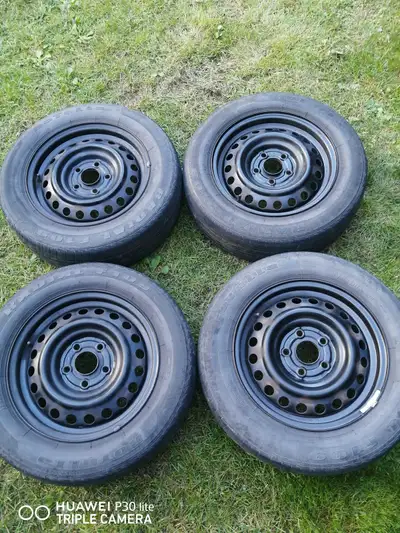 4 roues d'acier 15", 5 nut, était sur une Civic 2009. Daniel , 873-665-2657