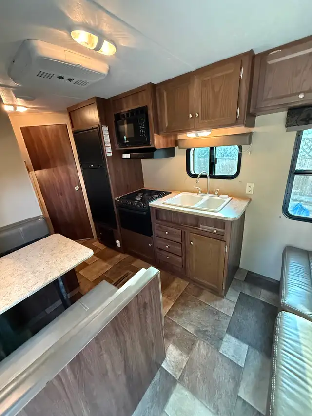2016 Coleman Lantern Bunkhouse Travel Trailer in Travel Trailers & Campers in Nanaimo - Image 3