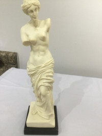 Statue "Venus de Milo". Height: 15.5’ Marble finish. Handmade
