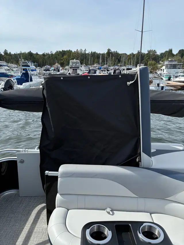 Legend Pontoon Q-Series in Powerboats & Motorboats in Barrie - Image 8