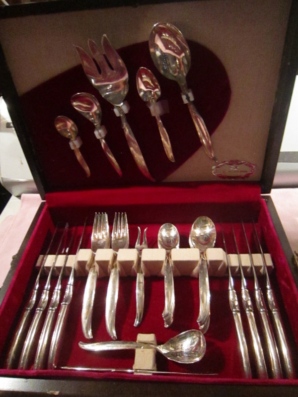FLAIR silverware set for 8 in Arts & Collectibles in Corner Brook - Image 2