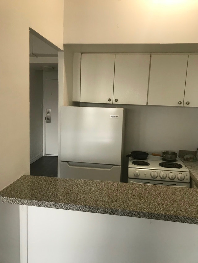 STUDIO APT Lease Transfer 3440 Rue Durocher DT !! Sep until Feb — photo 2