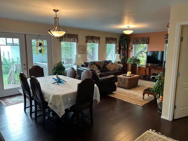  3 Bed, 2 Bath Lakefront Home on 5 Acres in Houses for Sale in Winnipeg - Image 8
