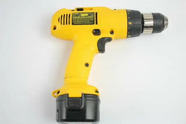 Dewalt Cordless Adjustable 3/8" Clutch Drill DW952 with Battery in Hand Tools in Ottawa - Image 4