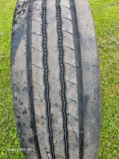 Je vends un pneu Bridgestone d'occasion, parfait pour un camion lourd, offrant une bonne adhérence e...