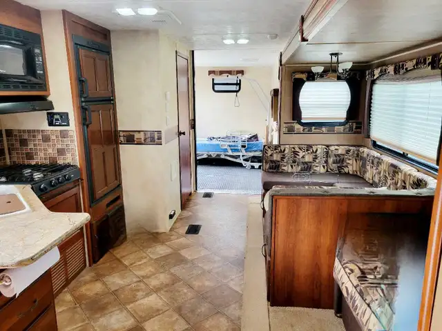 Rare find!! wheelchair accessible trailer in Travel Trailers & Campers in Terrace - Image 6