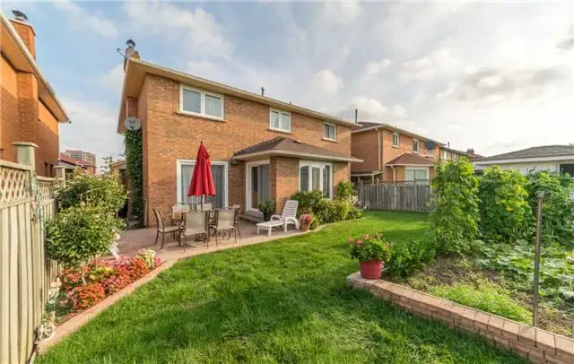 Brampton - Room For Rent (Females)