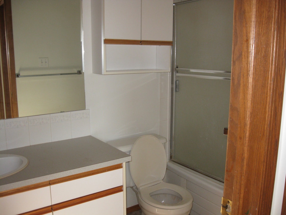 Bright, Spacious 5-bedroom bi-level half duplex Nov 01 3