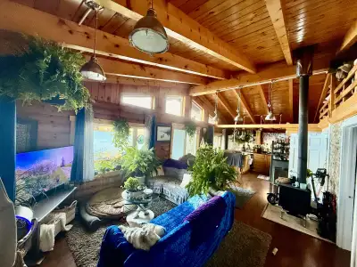 PLEASE READ AD FULLY L/F (ROOMMATE) in Lakefront Log Home in Hubbards with Hot Tub!! Available Oct 1...