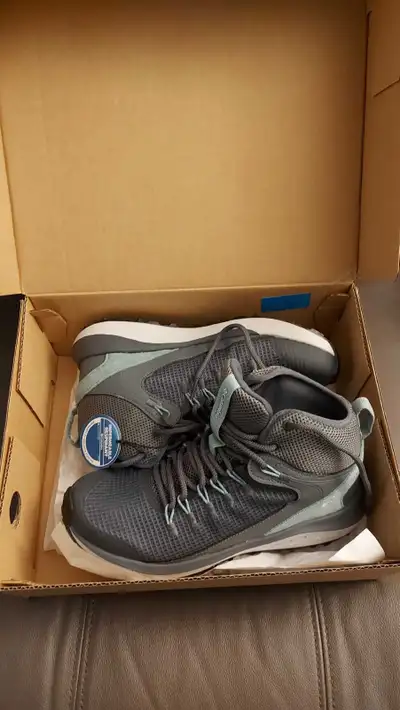 Columbia women's hiking shoes size 9.5, View more