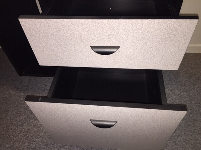 L-shaped office desk with 2 drawers and 2 end shelves dans Bureaux  à Ouest de l’Île - Image 3