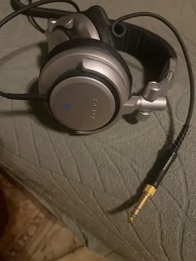 Selling a pair of used Sony MDR-V6 studio monitor headphones, known for their clear sound and durabi...