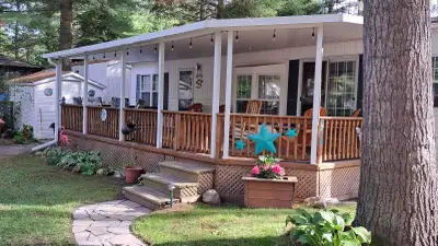 1999 Huron Ridge model Villa trailer located at Wasaga CountryLife resort in Wasaga Beach. 12'x43'....