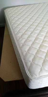 Serta Matelas Spectrum Très grand lit ferme de 7 po avec mousse mémoire en  gel