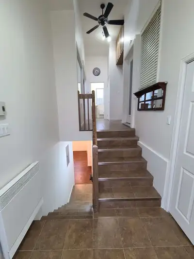 3 1/2 Très beau logement (adjacent à la maison). Entrée privée, bien éclairé, beaucoup de rangement....