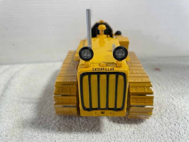 1/16 CATERPILLAR D2 Crawler Construction Toy in Toys & Games in Regina - Image 2