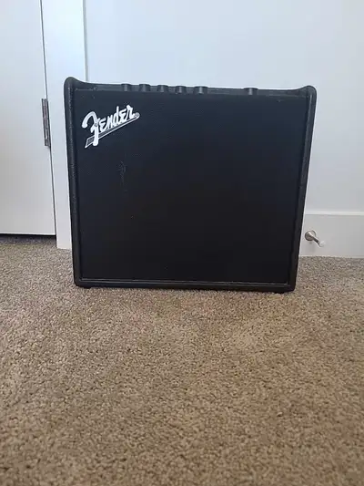 For sale is my Fender Mustang LT25 guitar amplifier, perfect for beginners and experienced players a...