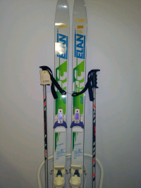 Ski alpin junior ensemble 35$.Skis bâtons fluo fixations.