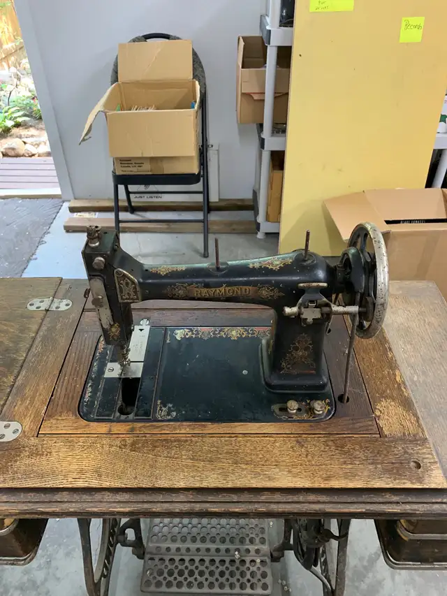 Sewing machine Raymond ! in Other in Saskatoon - Image 3