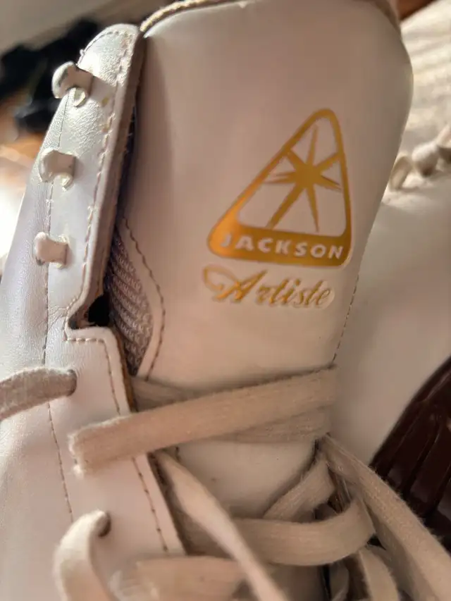 Kids Jackson figure skates size 1.5 in Skates & Blades in Oakville / Halton Region - Image 4