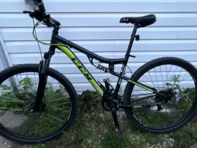 New mountain bike in Excellent condition with new shock absorbers and disc brakes 29.5 wheel size