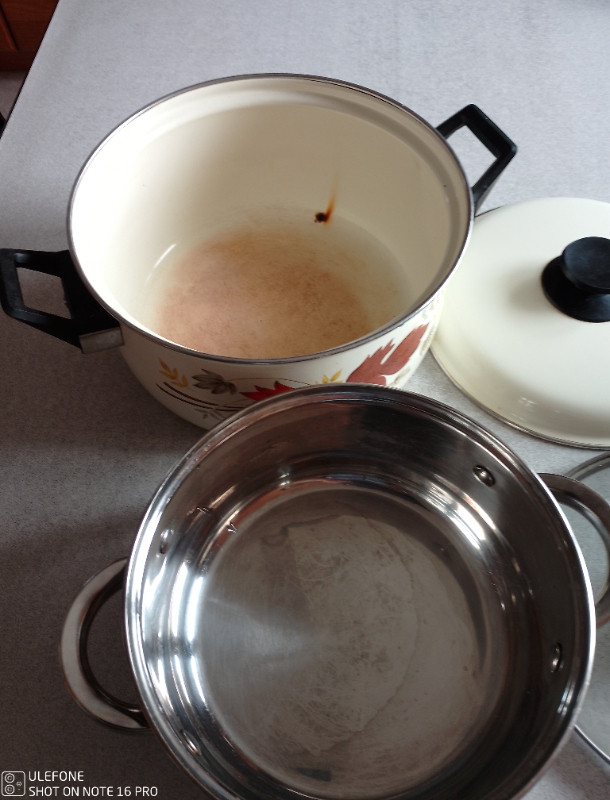 Two Pots for $5 in Kitchen & Dining Wares in Ottawa - Image 2
