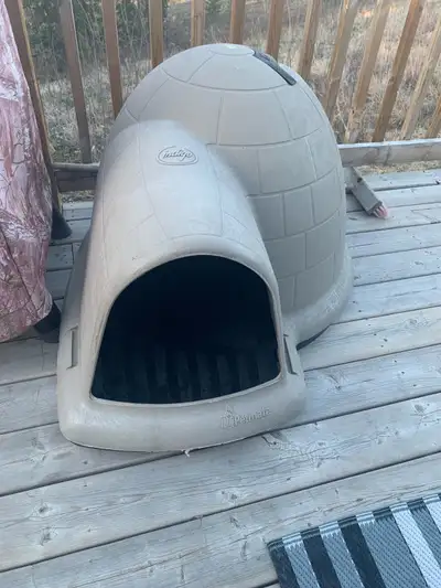 Igloo shaped dog house in great shape, usual Husky bite marks, but nothing too serious. Also have th...