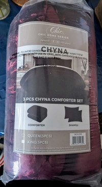 Brand new Chic home Chyna comforter set king sized MSRP-$182