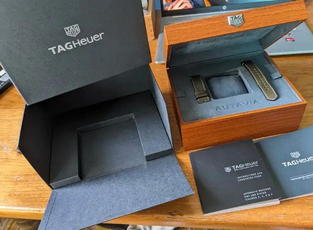 TAG HEUER Autavia watch box and green leather strap 21mm dans Bijoux et montres  à Longueuil/Rive Sud - Image 3