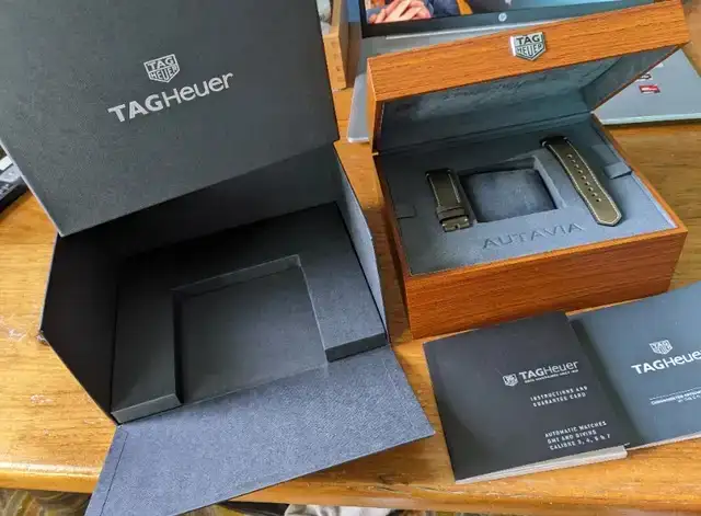 TAG HEUER Autavia watch box and green leather strap 21mm in Jewellery & Watches in Longueuil / South Shore - Image 4