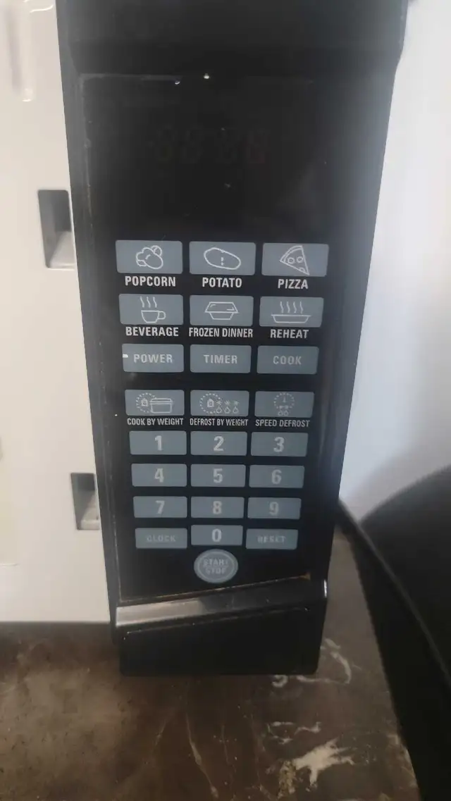 Microwave Oven – Great Condition, Works Perfectly in Microwaves & Cookers in City of Toronto - Image 4