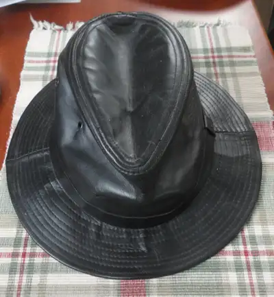 chapeau en cuir noir. taille small, fait au USA., View more
