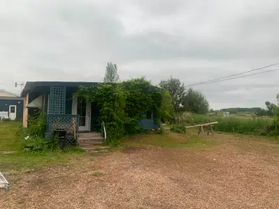 3 BR house -COUNTRY LIVING IN THE CITY!