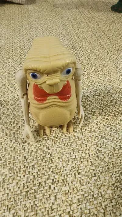 Dive into the nostalgia of the '80s with this vintage 1982 LJN E.T. the Extra-Terrestrial 4" action...