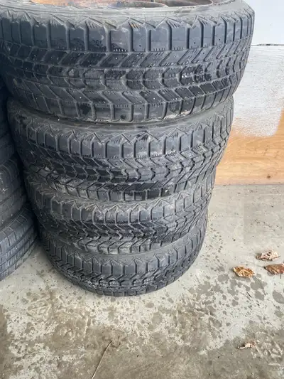 4 pneus d’hiver avec jantes 15 pouces 185/65/r15 pour Nissan versa voir bolt patern