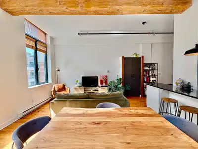 Bright Corner 1-Bedroom Condo in Griffintown, Fully Furnished