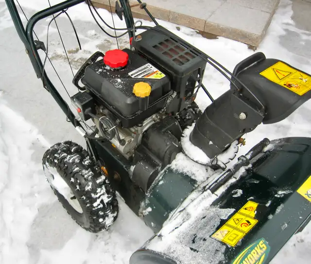 Yardworks Snowblower - Works Well - Delivery Available in Snowblowers in Ottawa - Image 2