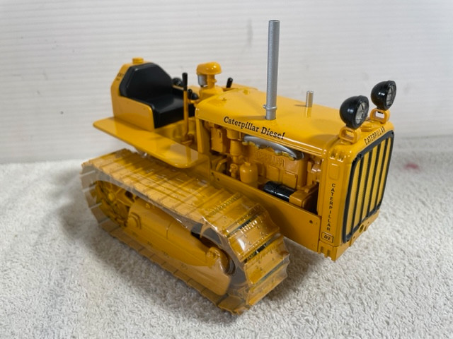 1/16 CATERPILLAR D2 Crawler Construction Toy in Toys & Games in Regina - Image 3