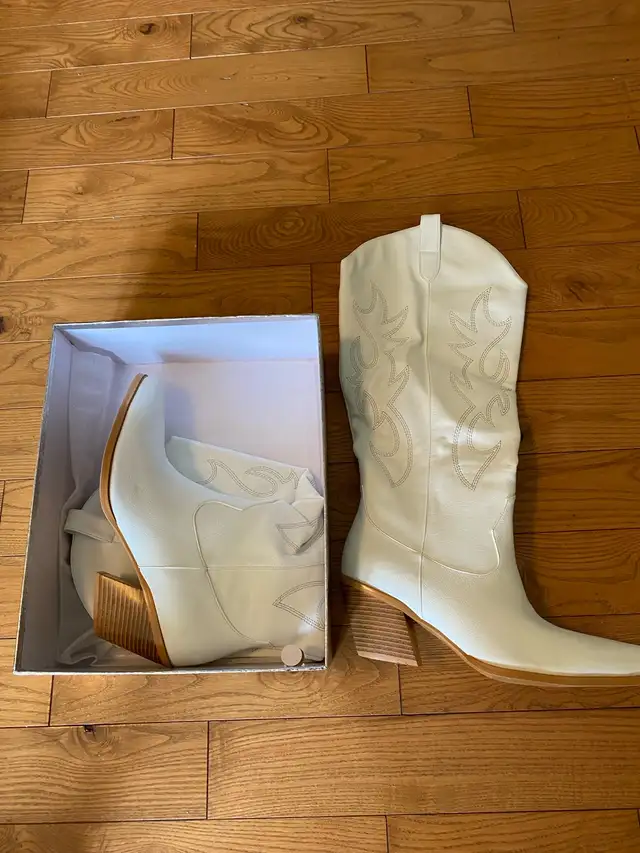 women’s size 10 cowboy boots in Women's - Shoes in Markham / York Region - Image 2