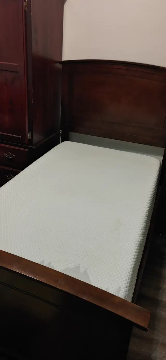 FREE!! Pet free/smoke free homeTwin size bed w/mattress in Free Stuff in Hamilton - Image 3