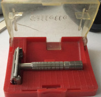 VINTAGE 1950’s GILLETTE SAFETY RAZOR in Original Plastic Case