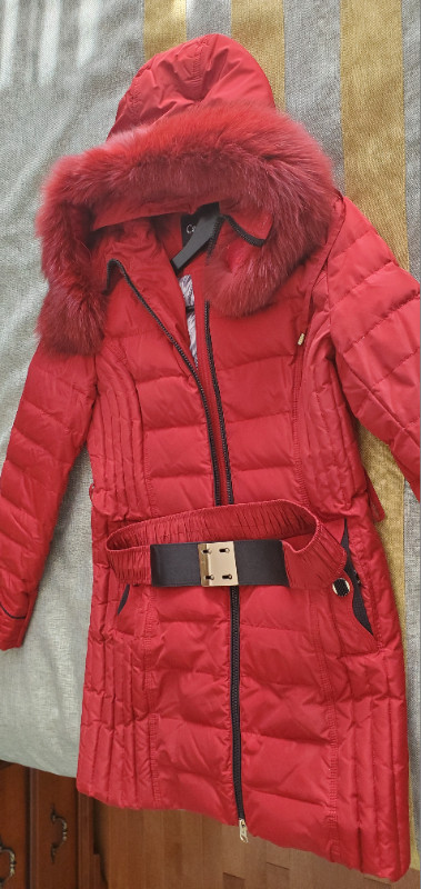 Manteau d’hiver pour femme Grandeur M dans Femmes - Hauts et vêtements d'extérieur  à Ville de Montréal