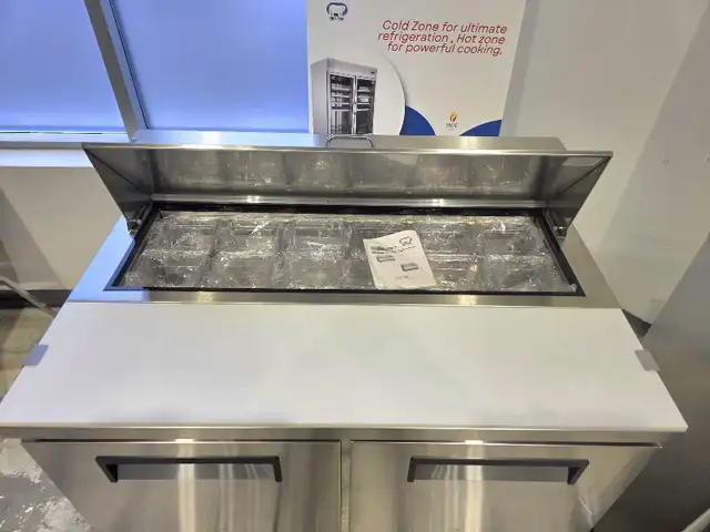 Table de préparation sandwich / salade 48″ – NEUVE – Commerciale in Industrial Kitchen Supplies in Laval / North Shore - Image 4