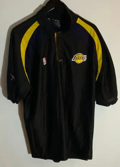 Step into legend of the L.A. Lakers with the FUBU LA Lakers Polo Shirt, the ultimate fusion of hip h...